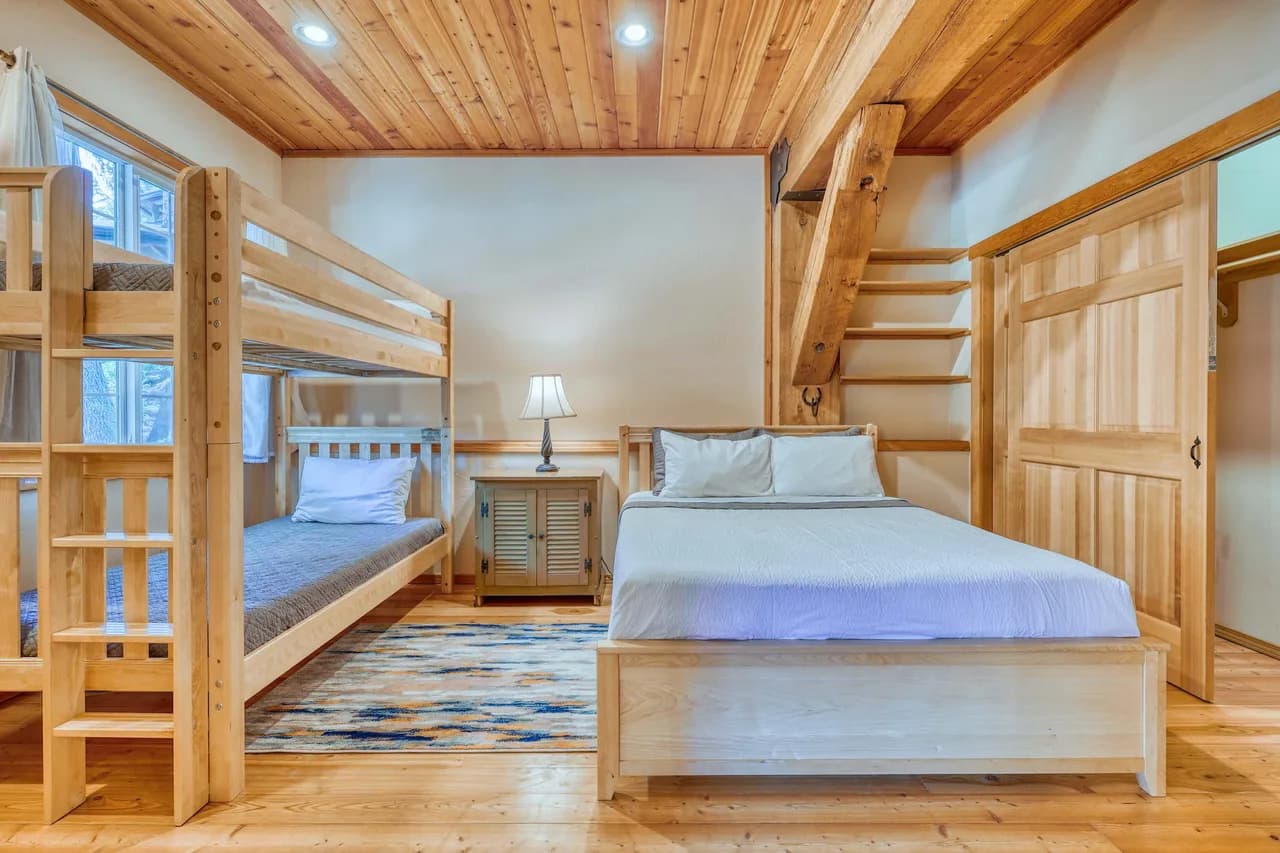 Lakeside Cabin Retreat in Seattle Area photo 2