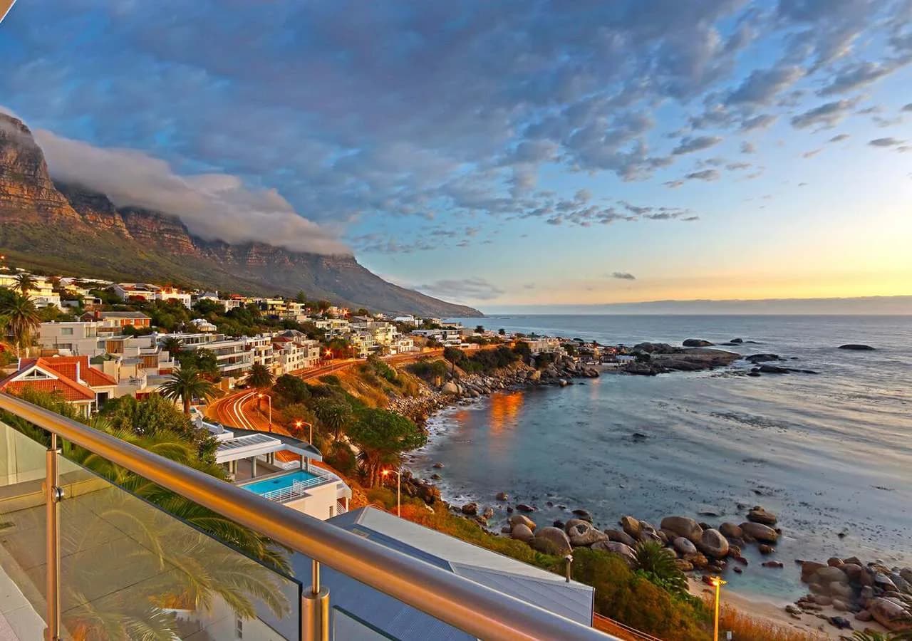 Luxurious Oceanfront Villa in Camps Bay photo 2