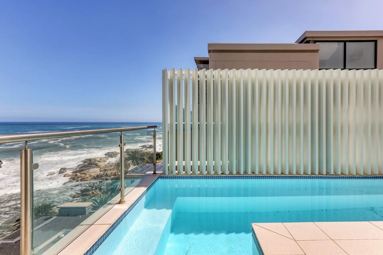 Luxurious Oceanfront Villa in Camps Bay photo 3
