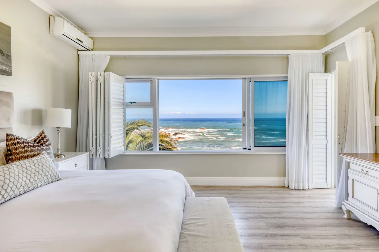 Luxurious Oceanfront Villa in Camps Bay photo 5