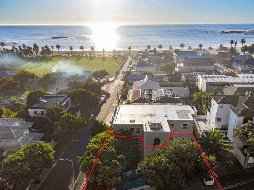 2 Min walk to Camps Bay Beach, Pool -Beachside Villa