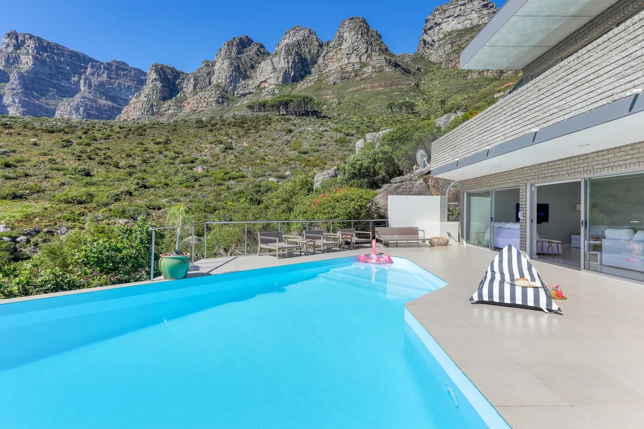 Tropical Oasis Five-Bedroom Villa in Camps Bay photo 2