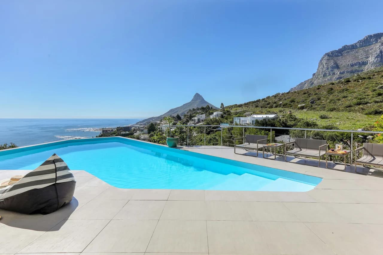 Tropical Oasis Five-Bedroom Villa in Camps Bay photo 3