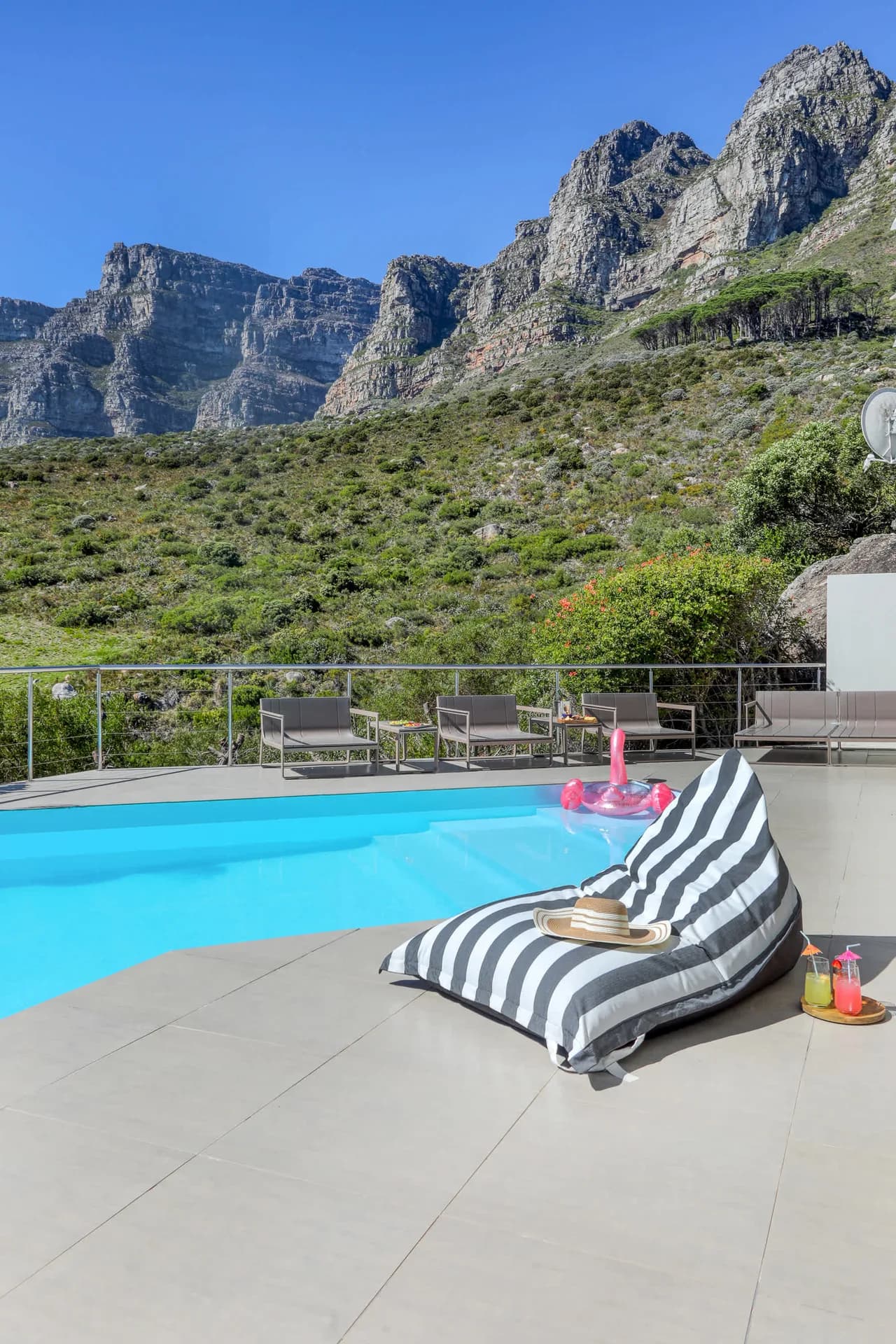 Tropical Oasis Five-Bedroom Villa in Camps Bay photo 5