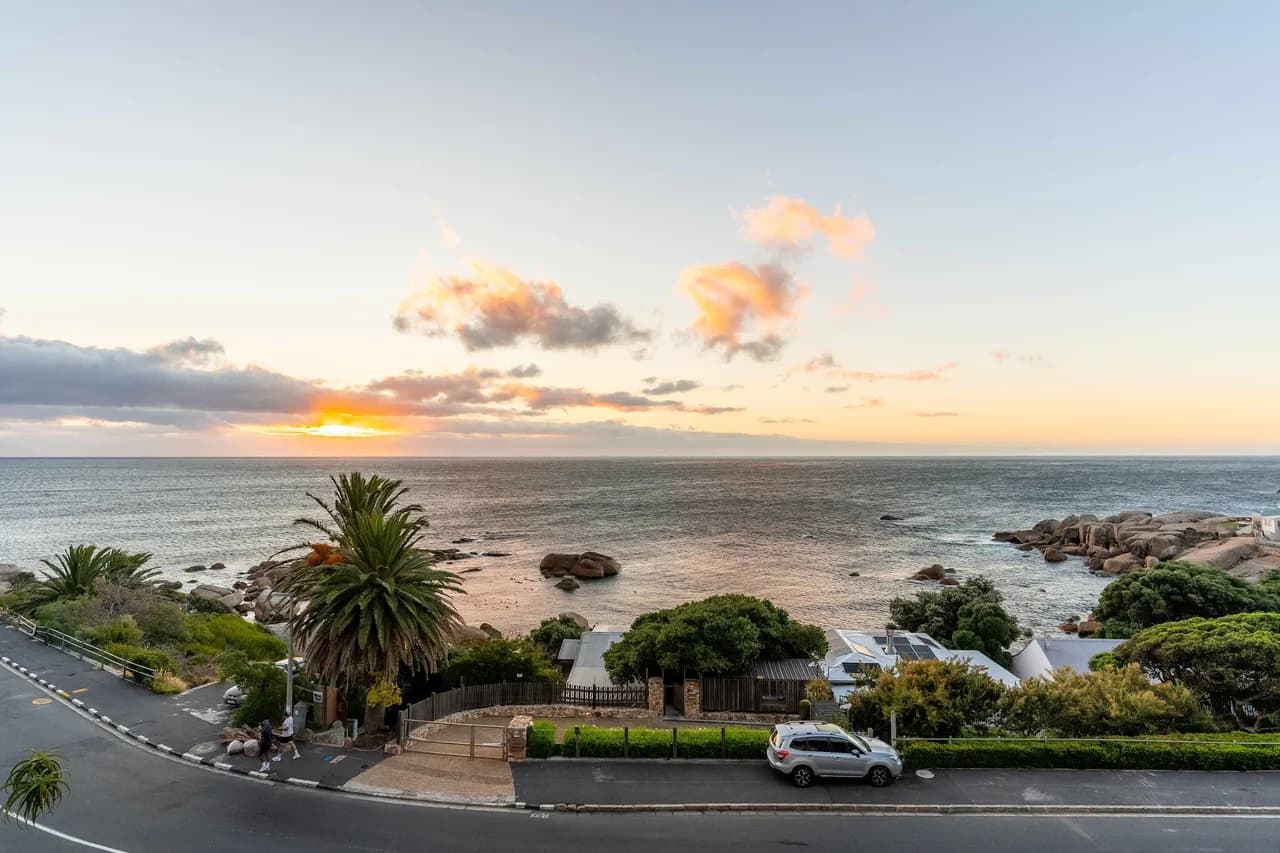 Beachfront Three-Bedroom Apartment in Cape Town photo 2