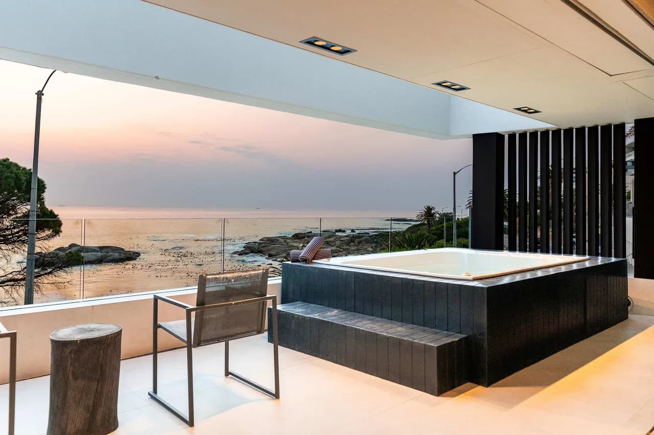 Ocean View Jacuzzi Apartment in Cape Town photo 3