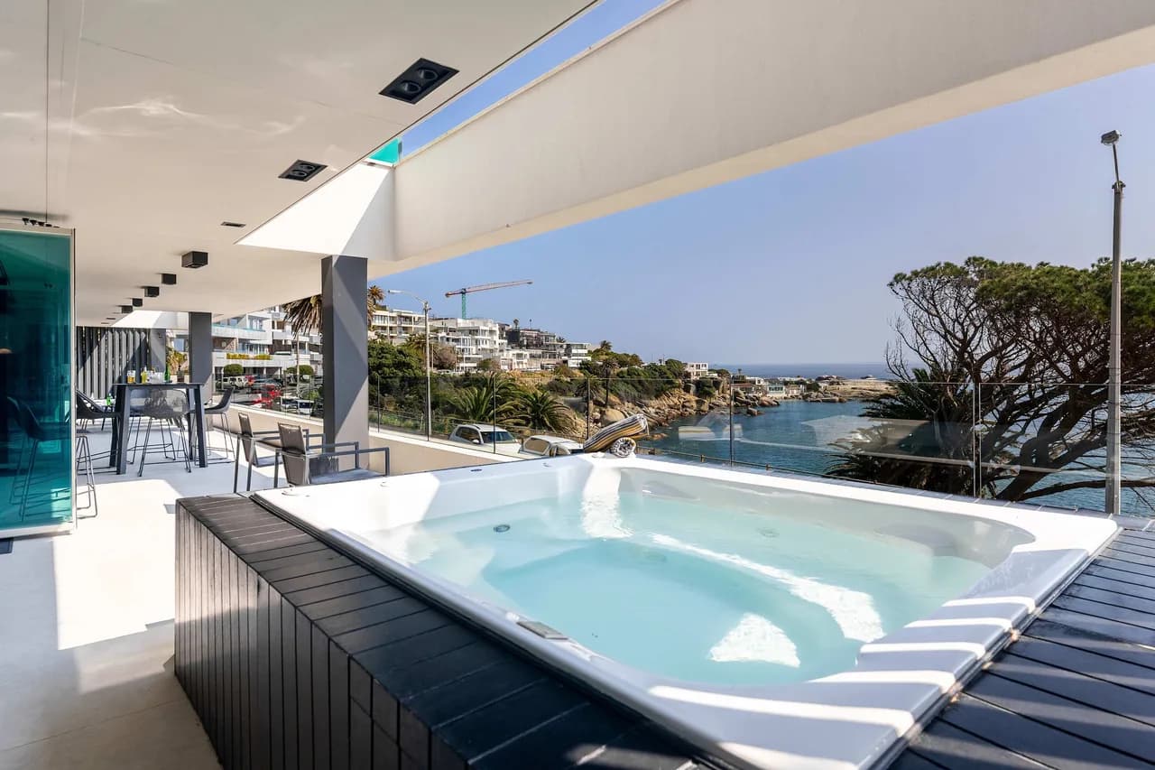Ocean View Jacuzzi Apartment in Cape Town photo 5