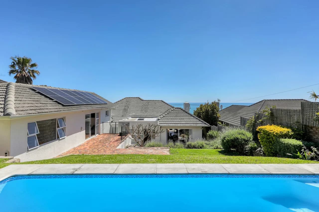 Sea And Mountain View Villa in Camps Bay