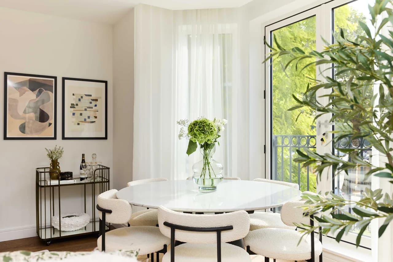 Serene Two Bedroom Escape in London photo 3