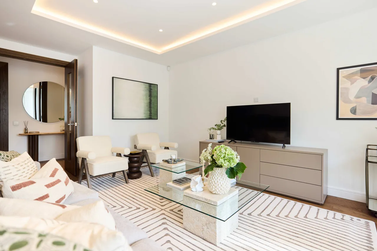 Serene Two Bedroom Escape in London photo 4