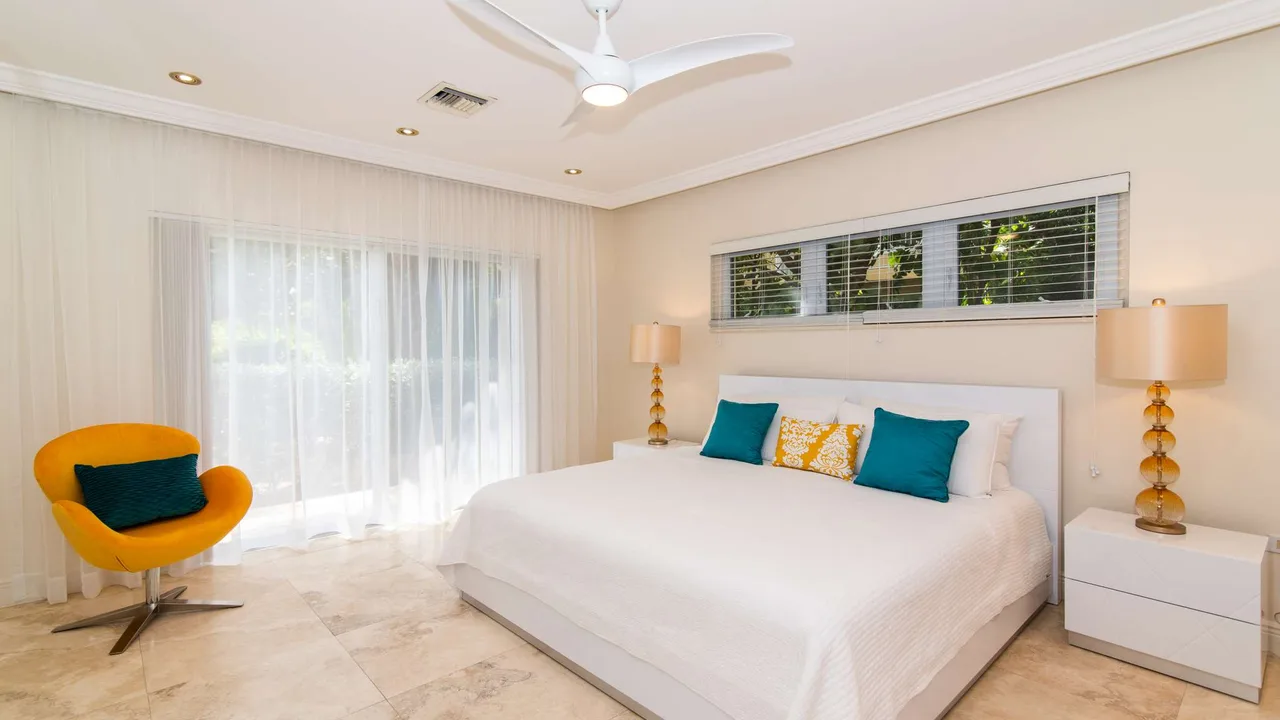 Laguna del Mar #1 | Oceanfront 4BR Condo | Seven Mile Beach photo 3