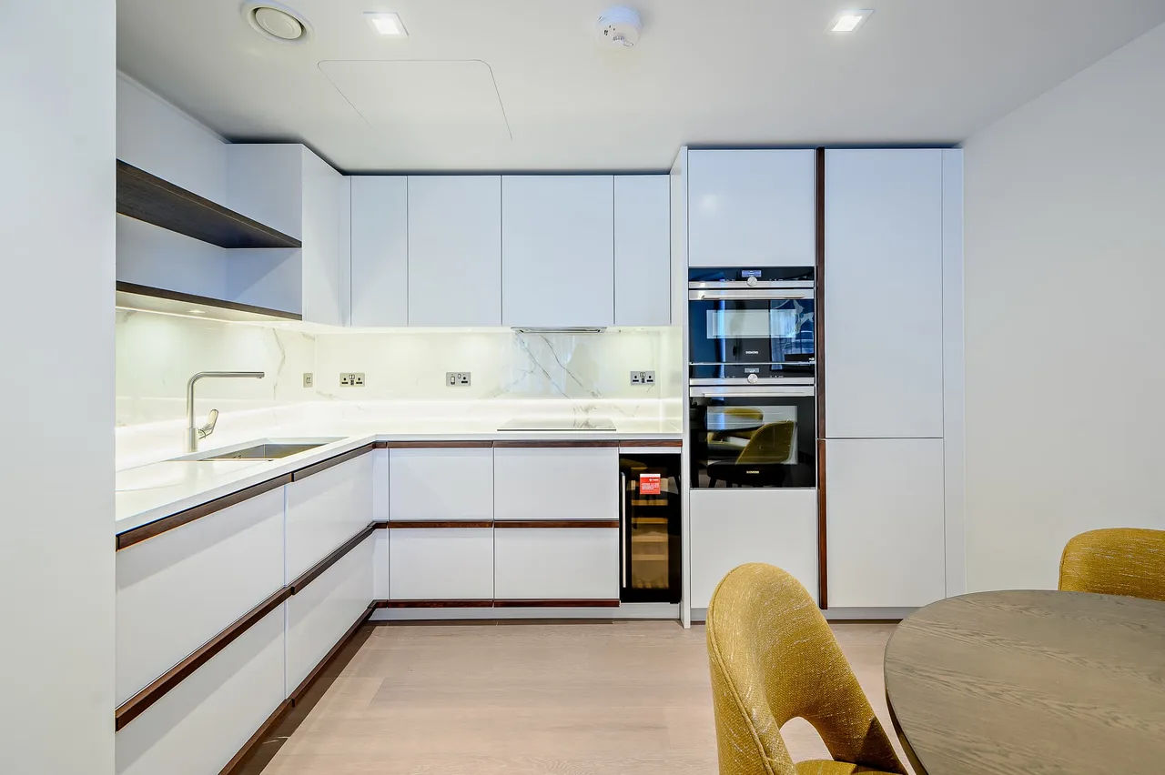 Contemporary Two-Bedroom Apartment in London photo 3