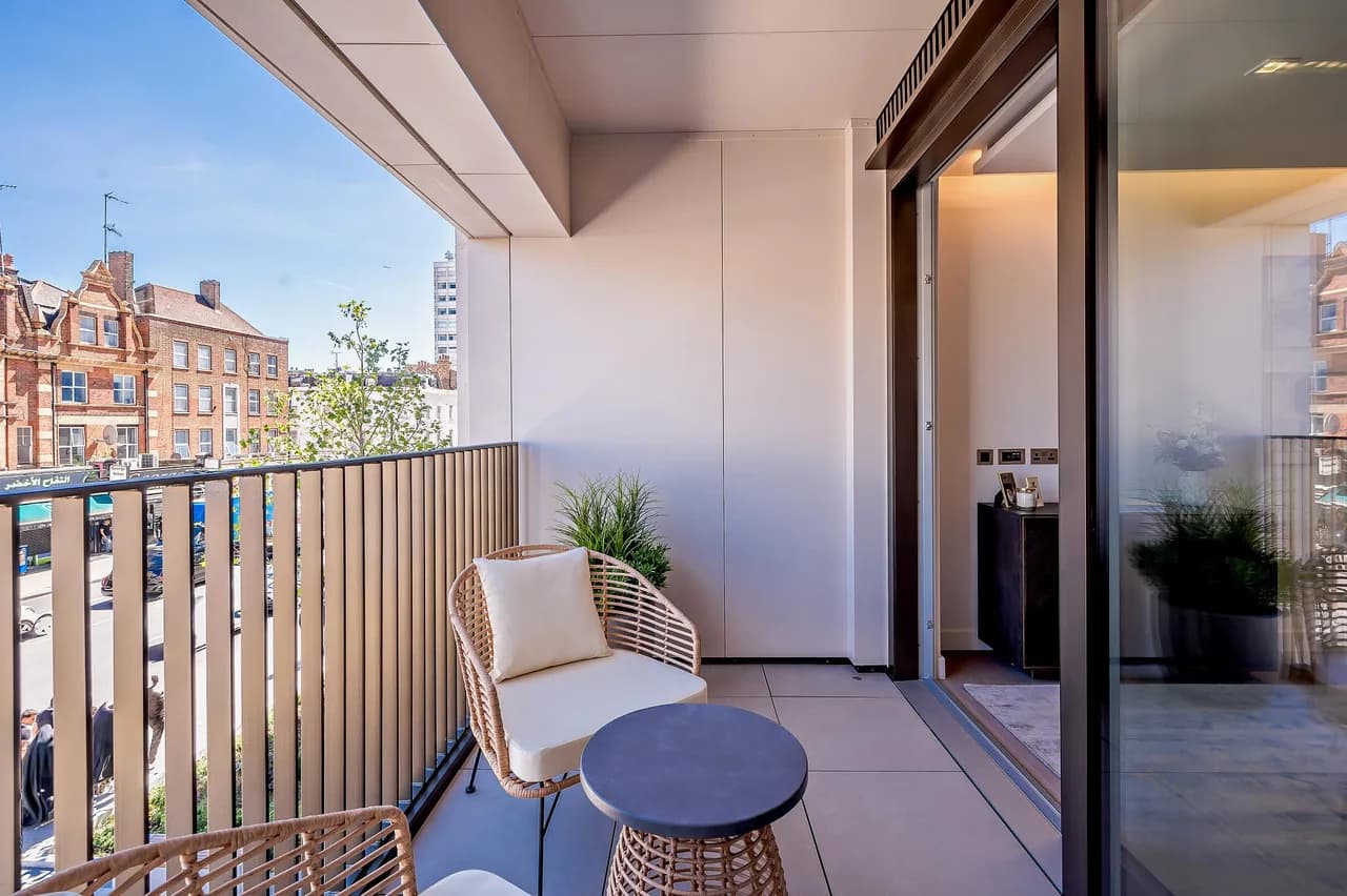 Contemporary Two-Bedroom Apartment in London photo 4