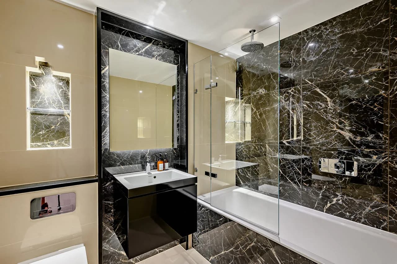 Contemporary Two-Bedroom Apartment in London photo 5