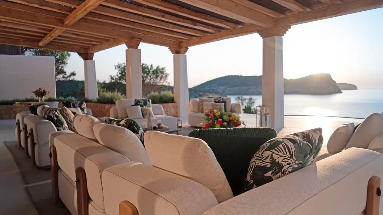 Whitewashed Luxury With Mediterranean Views photo 2