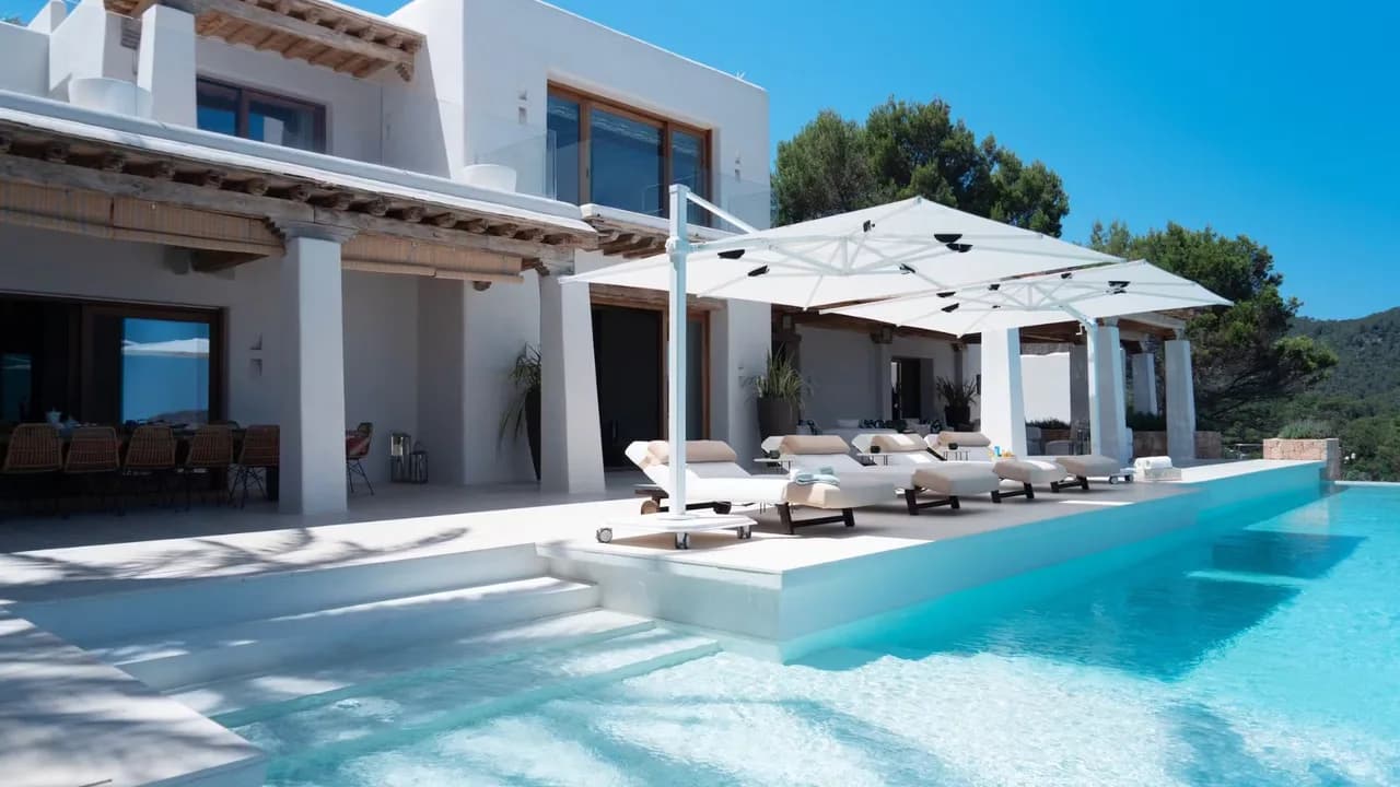 Whitewashed Luxury With Mediterranean Views photo 4