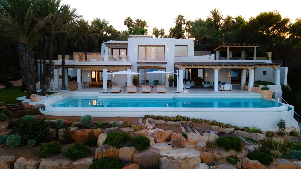 Whitewashed Luxury With Mediterranean Views photo 5