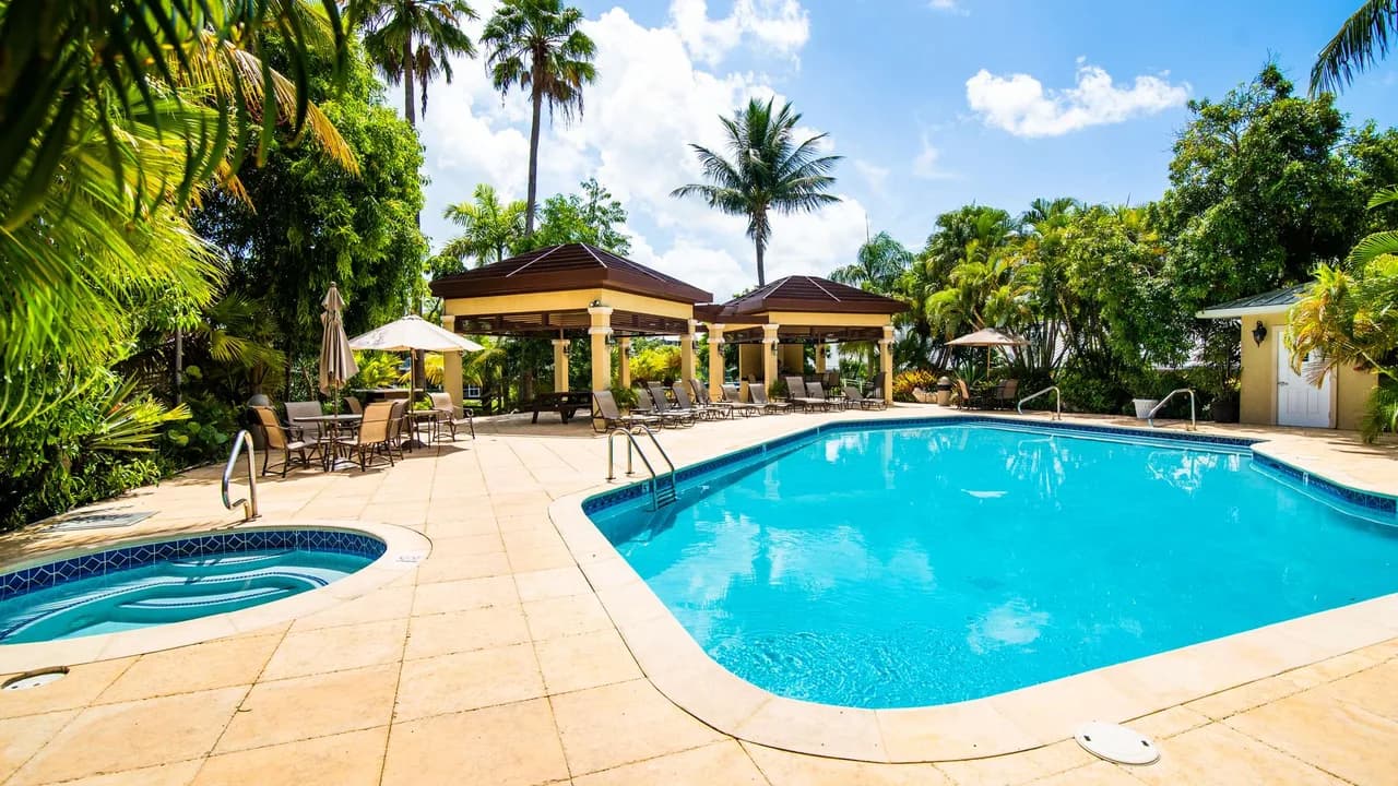 Laguna del Mar #8: 4BR Oceanfront Condo on 7 Mile Beach photo 4