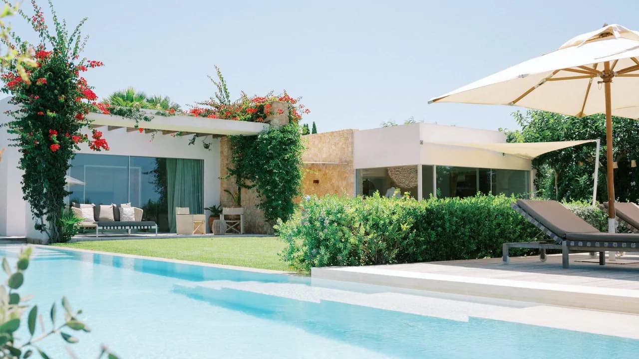 Sophisticated Coastal Retreat With Garden