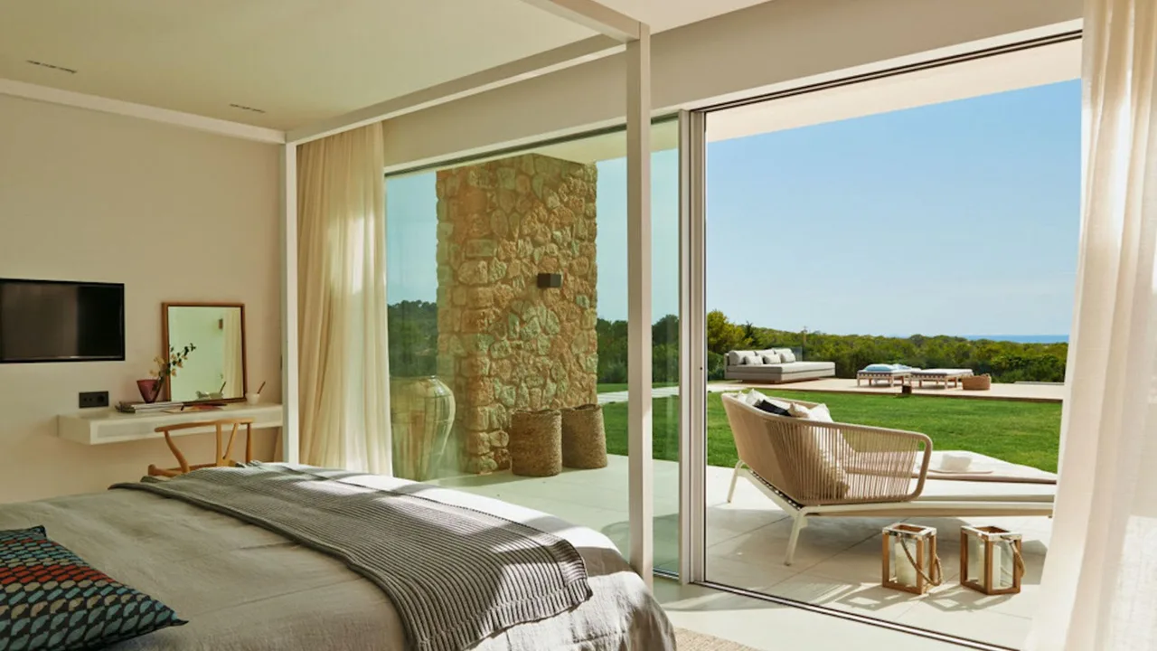 Sophisticated Coastal Retreat With Garden photo 3