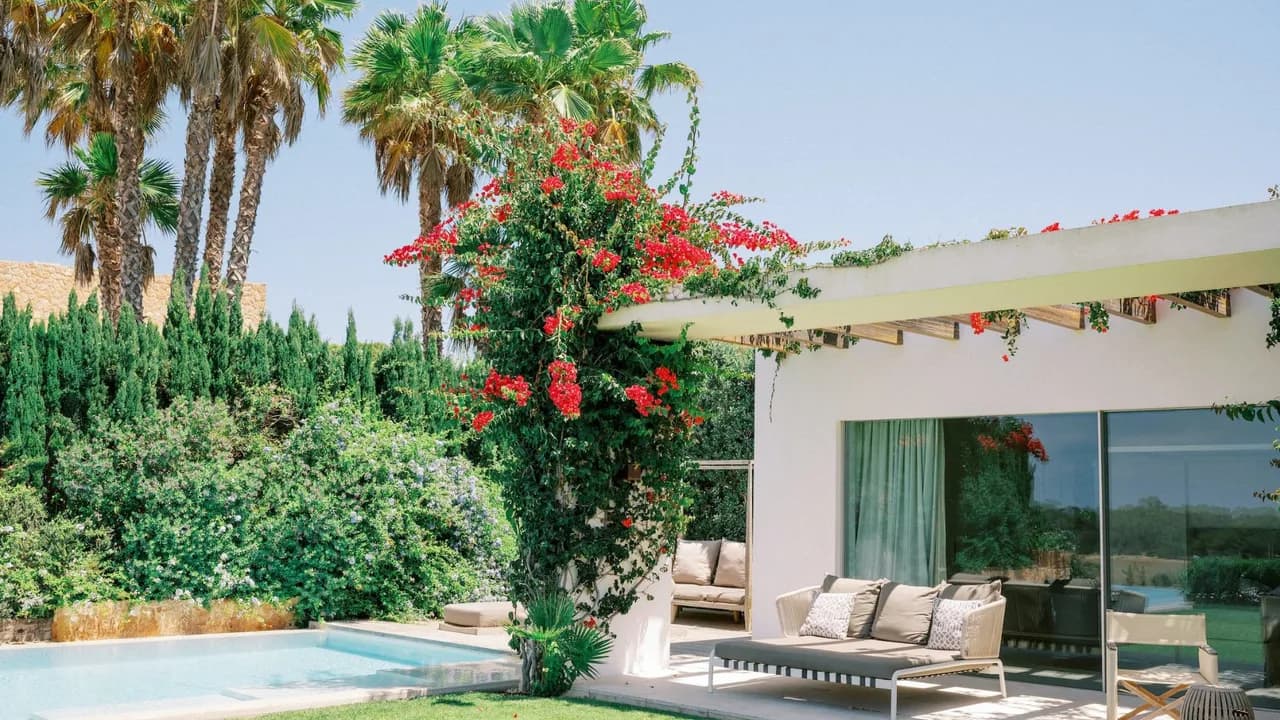 Sophisticated Coastal Retreat With Garden photo 5