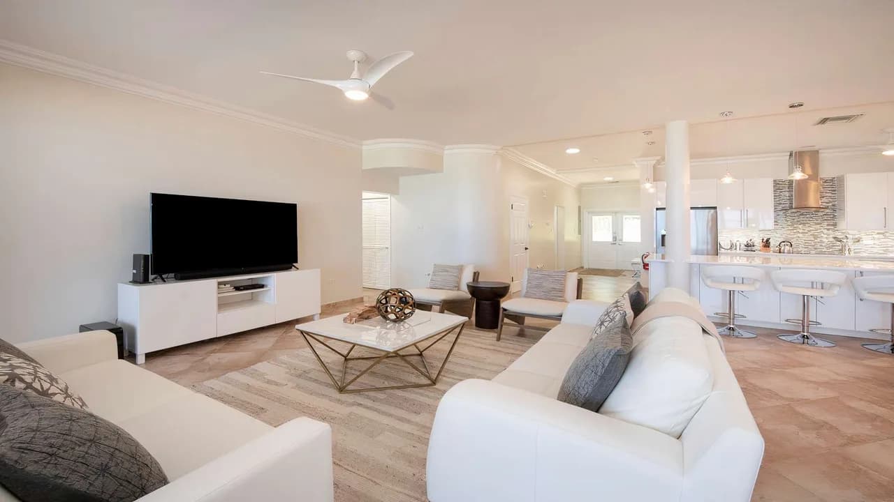 Laguna del Mar #5 | Oceanfront 3BR Condo | Seven Mile Beach photo 4