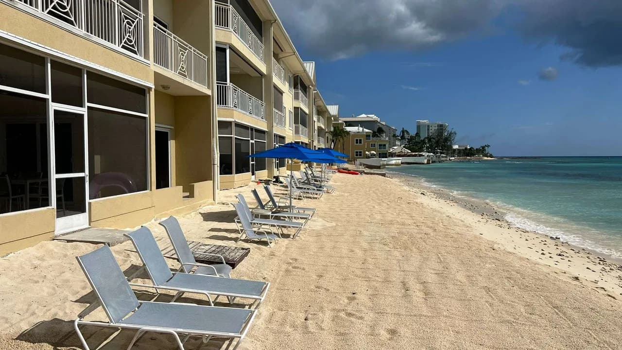 Laguna del Mar #5 | Oceanfront 3BR Condo | Seven Mile Beach photo 5