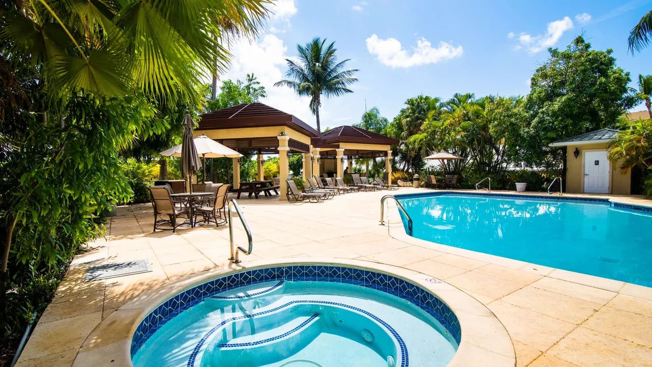 Laguna del Mar #9 | Oceanfront 4BR Condo | Seven Mile Beach photo 4