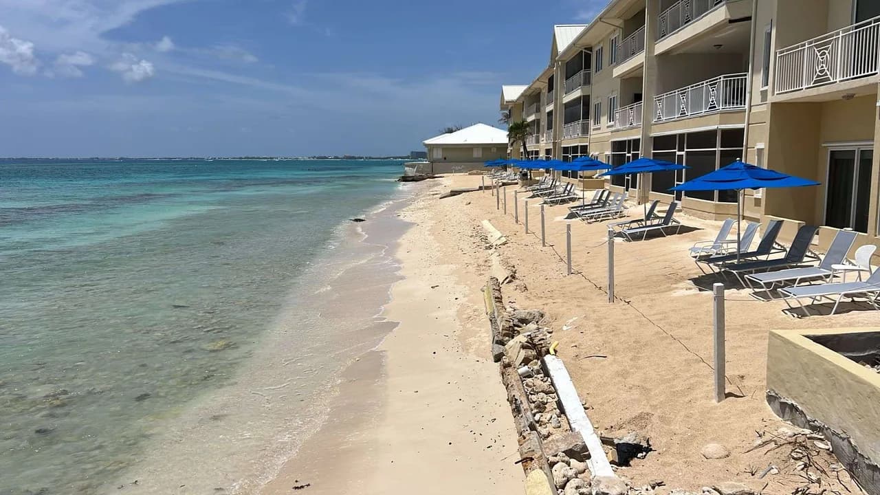 Laguna del Mar #15 | Oceanfront 3BR Condo | Seven Mile Beach photo 5