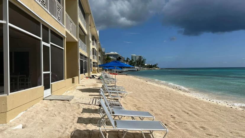 Laguna del Mar #18: 3BR Oceanfront Condo on 7 Mile Beach