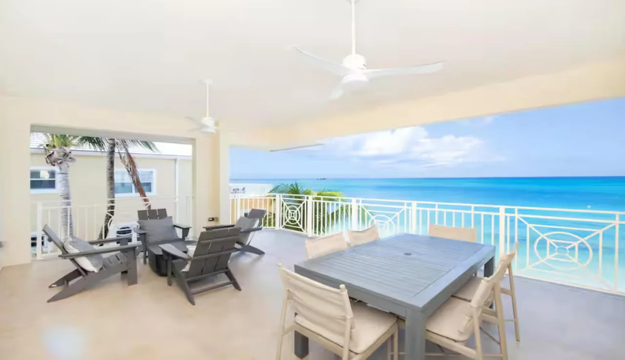 Laguna del Mar #18: 3BR Oceanfront Condo on 7 Mile Beach photo 3