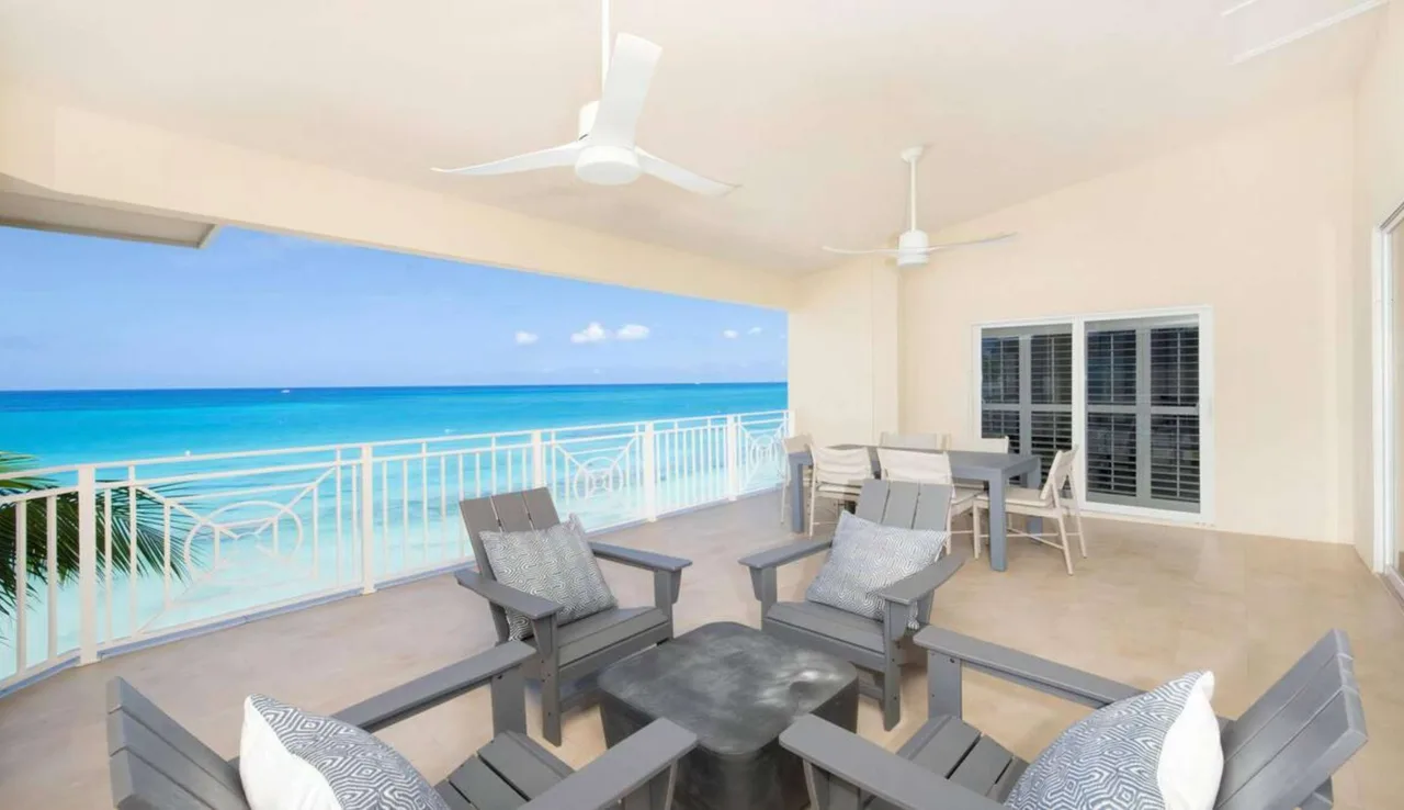 Laguna del Mar #18: 3BR Oceanfront Condo on 7 Mile Beach photo 4