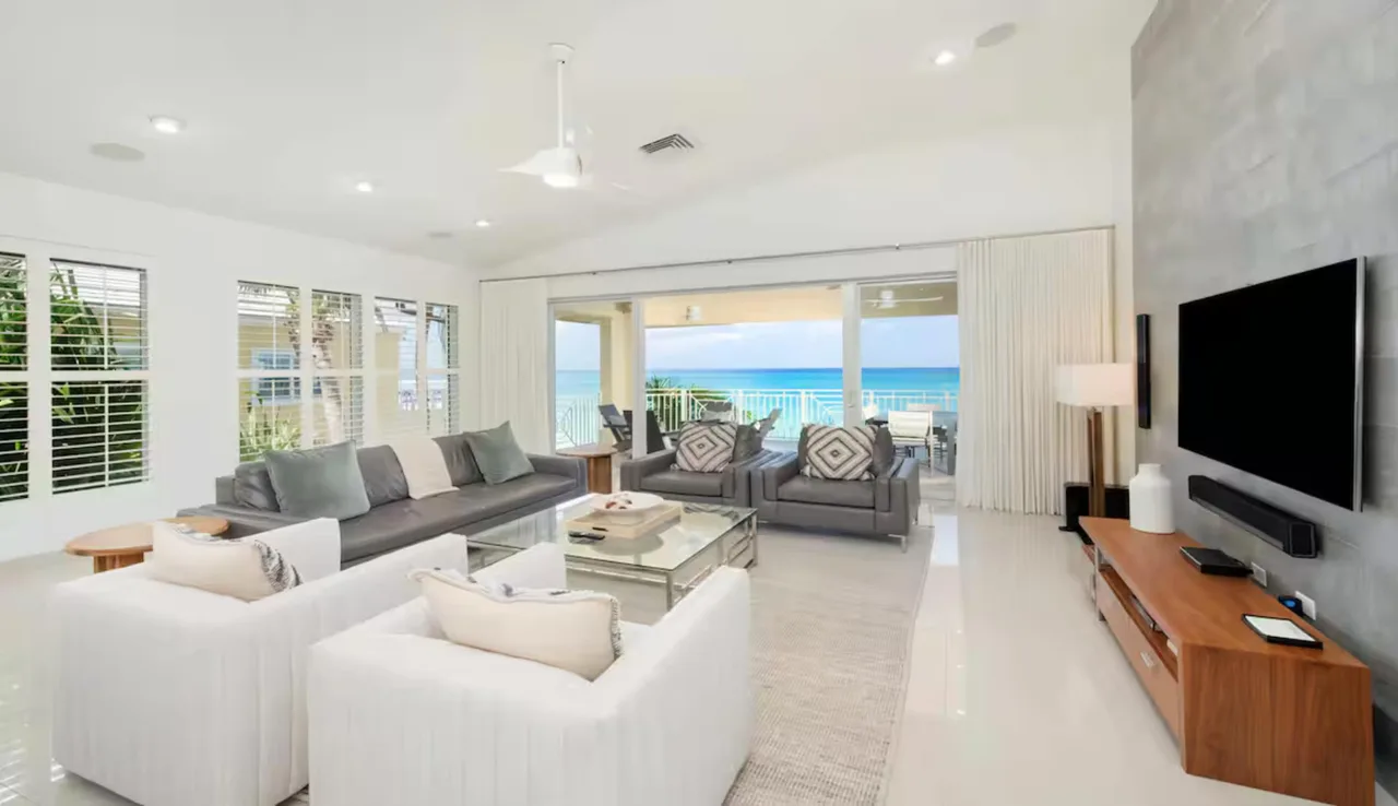 Laguna del Mar #18: 3BR Oceanfront Condo on 7 Mile Beach photo 5