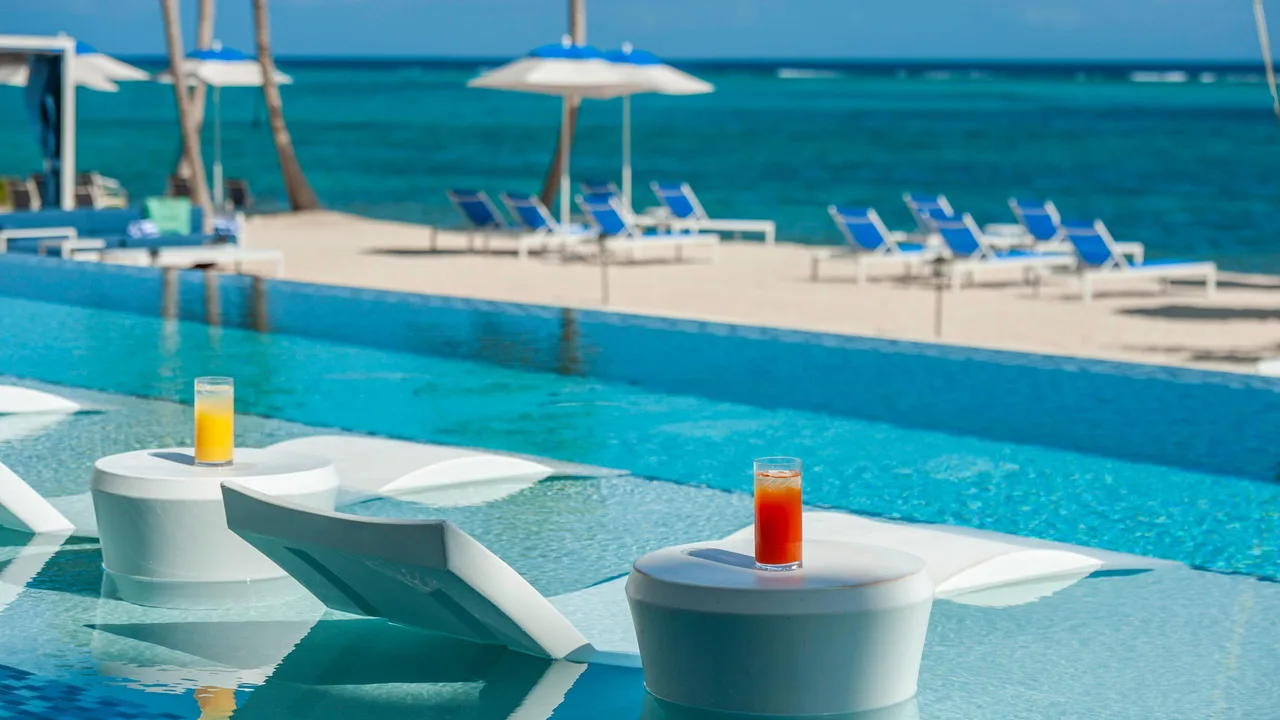 Oceanfront Three Bedroom Villa in Cayman photo 2