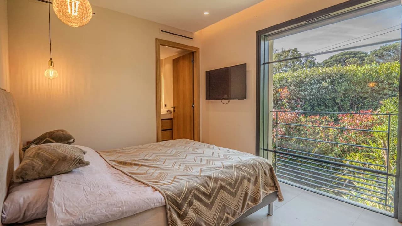 Stylish Escape With Private Jacuzzi photo 2