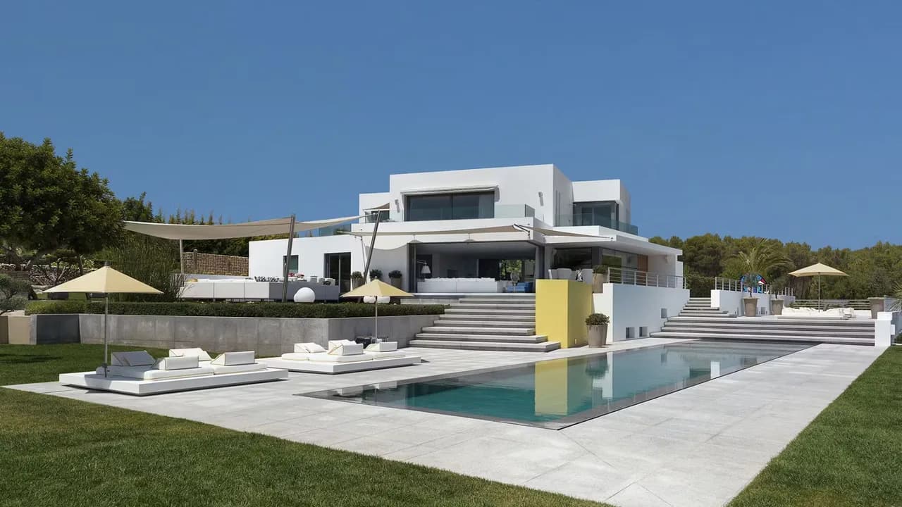 Unique Villa With Outdoor Cinema
