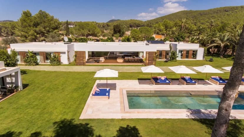Sophisticated Poolside Luxury Experience