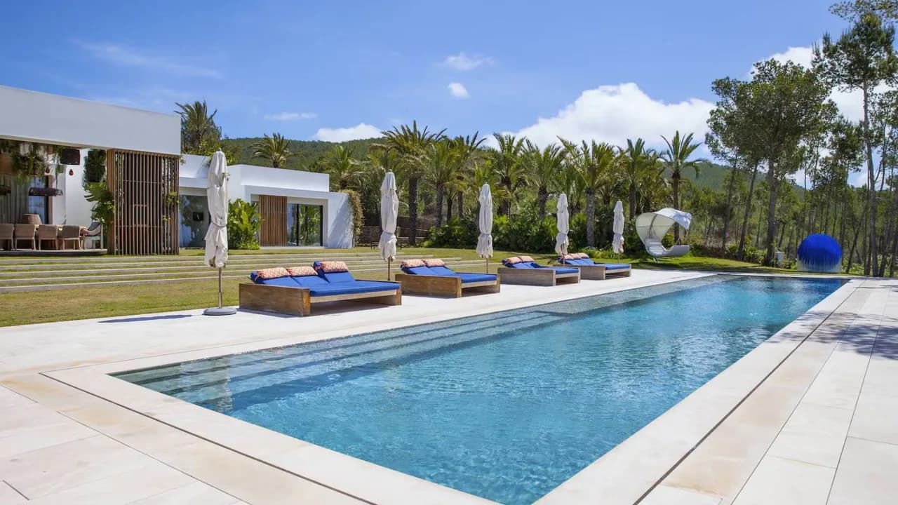 Sophisticated Poolside Luxury Experience photo 5