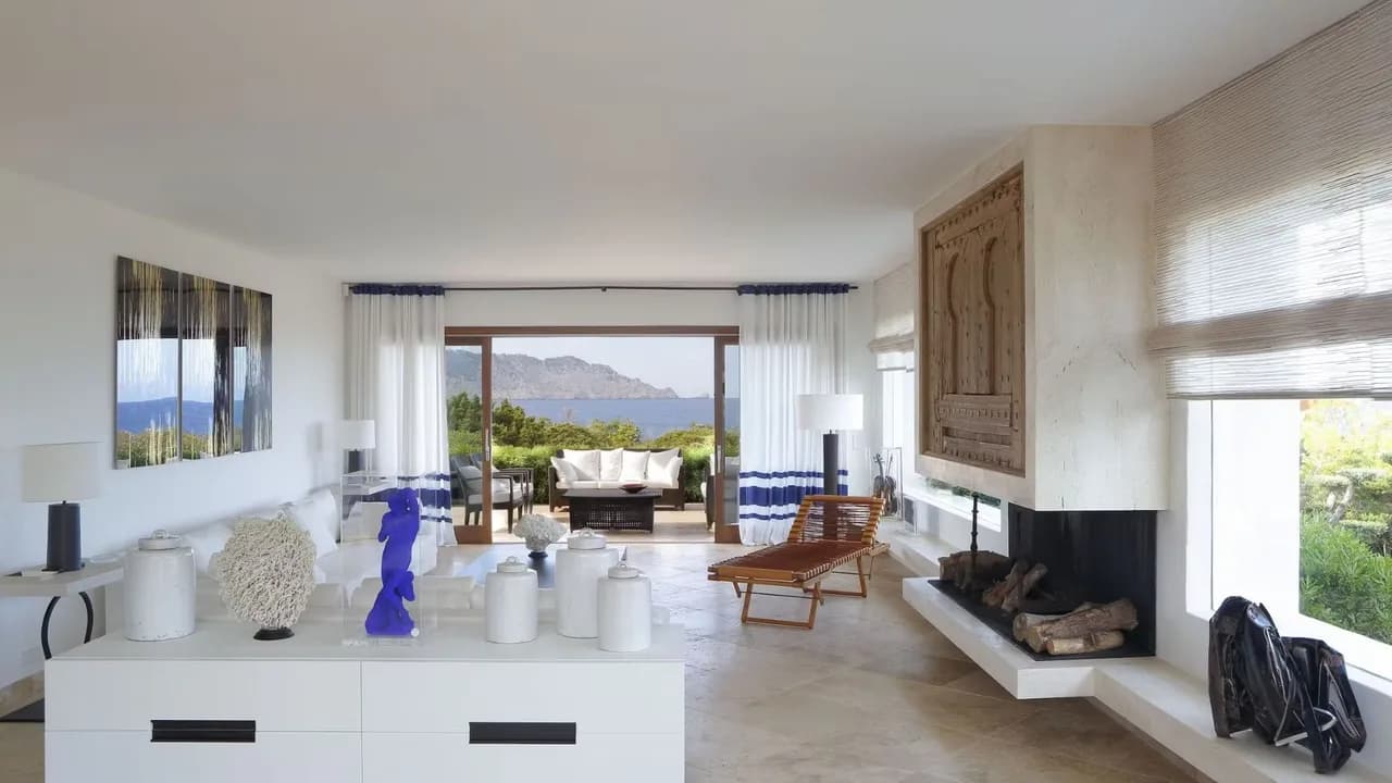 Mediterranean Mansion With Spa Amenities photo 2