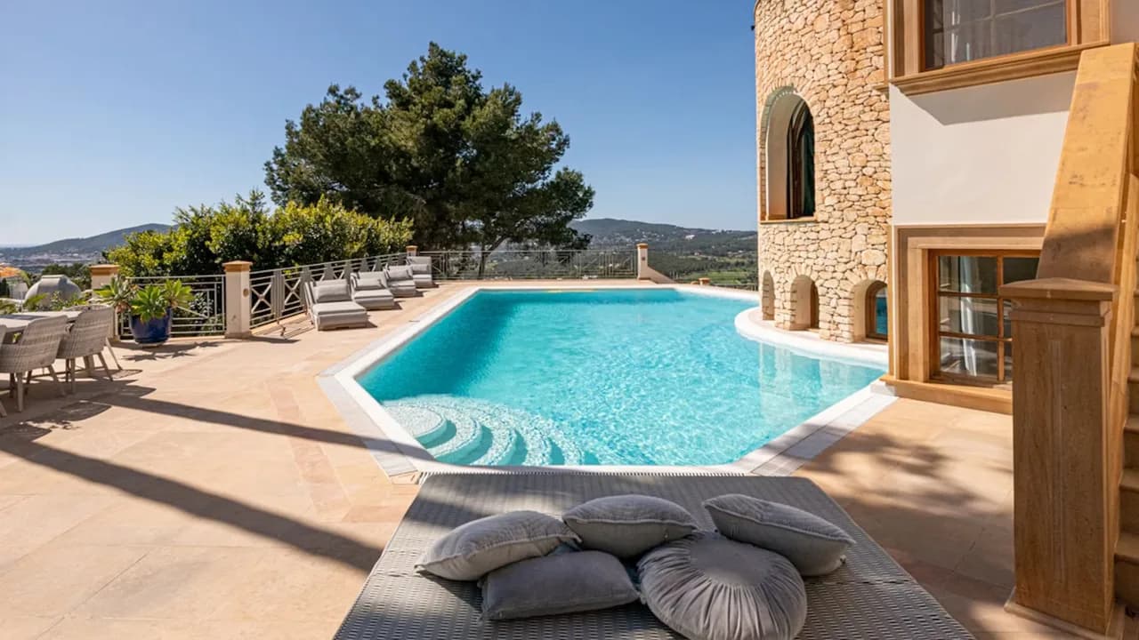 Elegant Interiors Meet Island Views photo 4