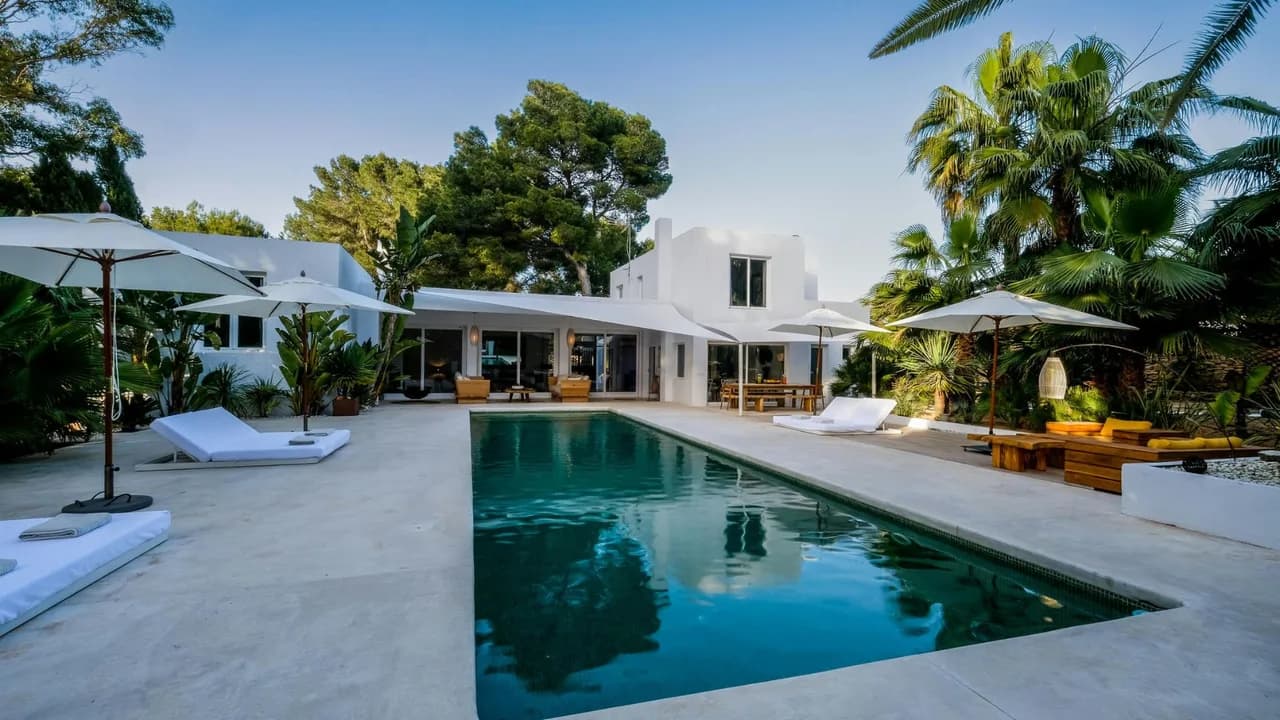 Modern Design Meets Island Tranquility photo 5