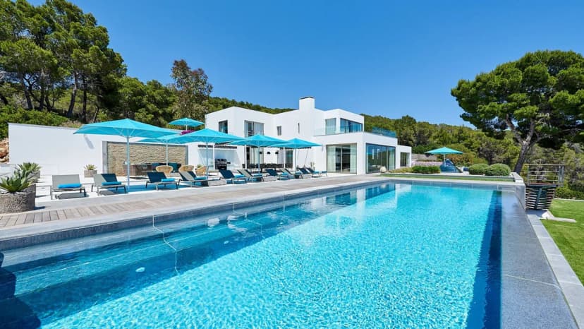 Elegant Mountain Retreat Near Beach