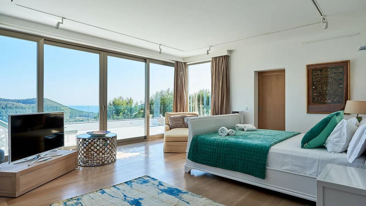 Elegant Mountain Retreat Near Beach photo 3