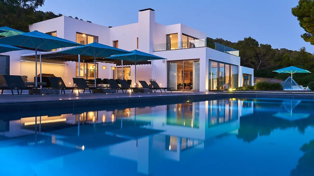 Elegant Mountain Retreat Near Beach photo 4