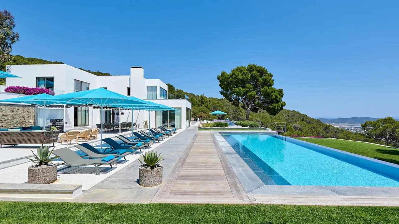 Elegant Mountain Retreat Near Beach photo 5