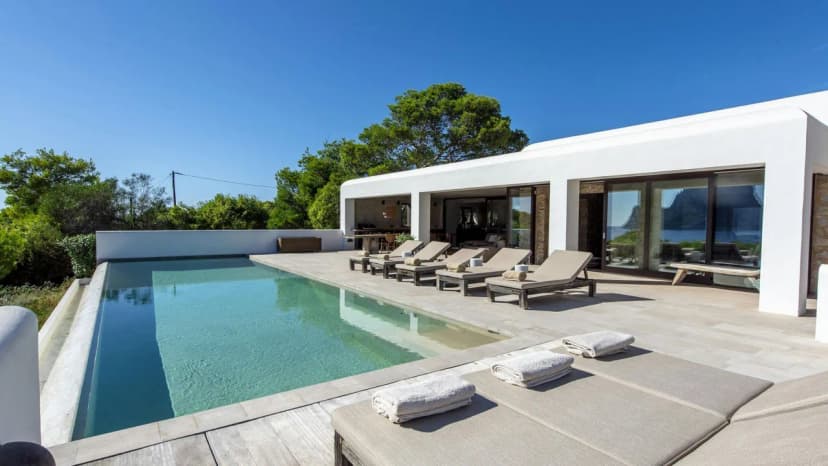 Contemporary Retreat With Sea Views