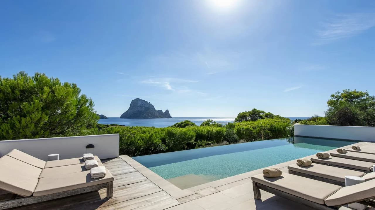 Contemporary Retreat With Sea Views photo 4