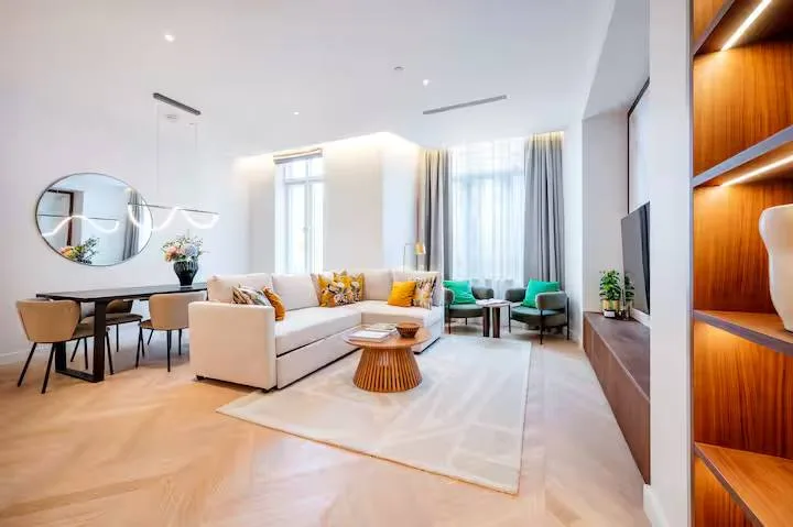 Designer Two Bedroom Apartment in London photo 3