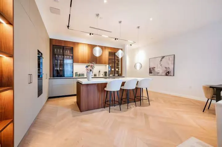 Designer Two Bedroom Apartment in London photo 4
