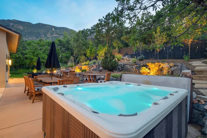 Hot tub, Outdoor dining, BBQ Grill, Fire pit & Gym